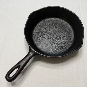 Vintage Unmarked‎ Cast Iron Skillet 8 Inch Frying Pan Seasoned Pour Spouts Black